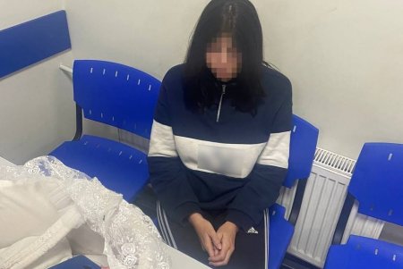 На Черемушках пьяная женщина с младенцем на руках падала на землю и ругалась с прохожими 