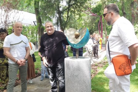 «Рождение души», «Райская яблоня» и «Яблоко жизни»: в Греческом парке открыли трио скульптур (фото)