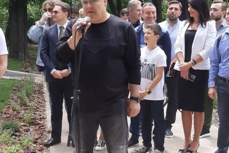«Рождение души», «Райская яблоня» и «Яблоко жизни»: в Греческом парке открыли трио скульптур (фото)