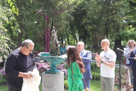«Рождение души», «Райская яблоня» и «Яблоко жизни»: в Греческом парке открыли трио скульптур (фото)