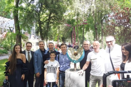 «Рождение души», «Райская яблоня» и «Яблоко жизни»: в Греческом парке открыли трио скульптур (фото)