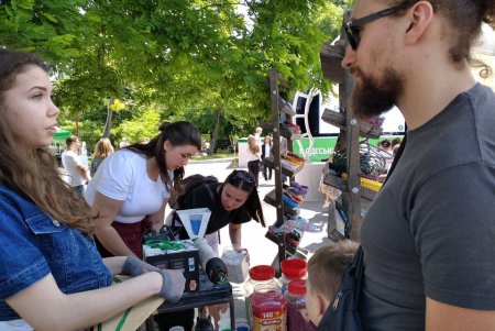 На экофестивале маленькие одесситы превращали использованный пластик в яркие сувениры (фото)