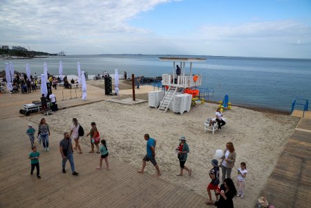 Современный и комфортный: инклюзивный пляж открыли на «Дельфине» (фото)