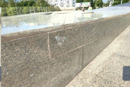 Вандалы разрисовали парапеты возле стелы «Крылья Победы» (фото)