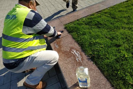 Вандалы разрисовали парапеты возле стелы «Крылья Победы» (фото)