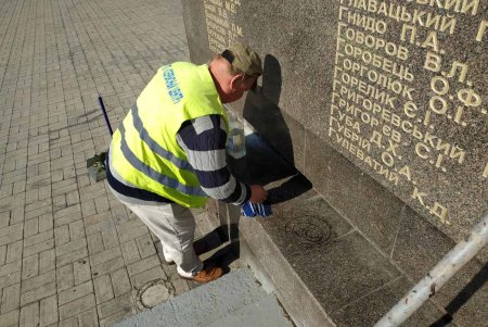 Вандалы разрисовали парапеты возле стелы «Крылья Победы» (фото)