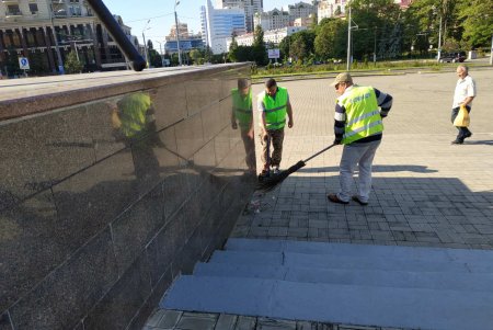 Вандалы разрисовали парапеты возле стелы «Крылья Победы» (фото)