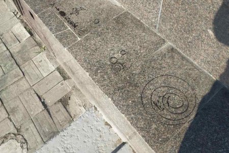 Вандалы разрисовали парапеты возле стелы «Крылья Победы» (фото)
