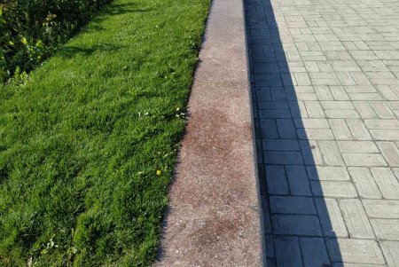 Вандалы разрисовали парапеты возле стелы «Крылья Победы» (фото)