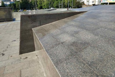 Вандалы разрисовали парапеты возле стелы «Крылья Победы» (фото)