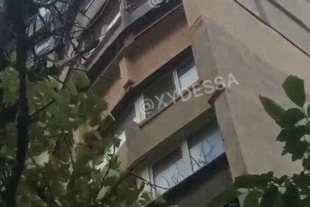 На поселке Котовского с высоты сорвался промышленный альпинист и остался жив (фото)