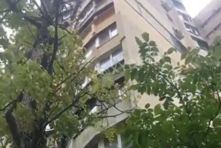 На поселке Котовского с высоты сорвался промышленный альпинист и остался жив (фото)
