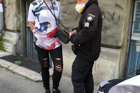 Велопатруль задержал в парке Шевченко женщину, прятавшую наркотики в клумбе (фото)