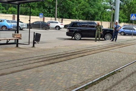 На трамвайной остановке на Косовской неизвестные оставили подозрительную коробку: правоохранители оцепили место, а остановку временно перенесли (фото)