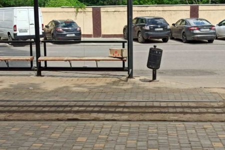 На трамвайной остановке на Косовской неизвестные оставили подозрительную коробку: правоохранители оцепили место, а остановку временно перенесли (фото)
