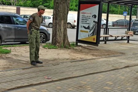 На трамвайной остановке на Косовской неизвестные оставили подозрительную коробку: правоохранители оцепили место, а остановку временно перенесли (фото)
