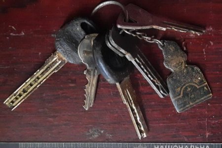 В Суворовском районе девочка-подросток, вооружившись лопатой и ножницами, пробралась в дом пенсионерки и ограбила ее (фото, видео)