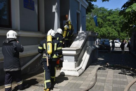 Почти 30 спасателей тушили небольшой пожар на Лидерсовском бульваре (фото)