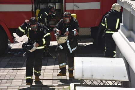 Почти 30 спасателей тушили небольшой пожар на Лидерсовском бульваре (фото)