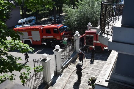 Почти 30 спасателей тушили небольшой пожар на Лидерсовском бульваре (фото)