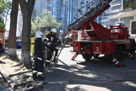 Почти 30 спасателей тушили небольшой пожар на Лидерсовском бульваре (фото)