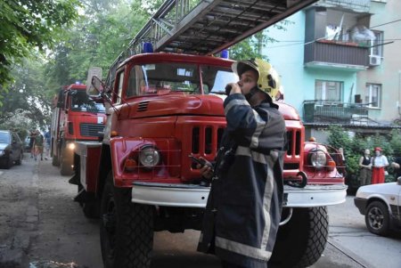На Балковской горела квартира на втором этаже: спасатели эвакуировали жильцов дома (фото)
