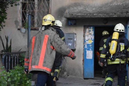 На Балковской горела квартира на втором этаже: спасатели эвакуировали жильцов дома (фото)