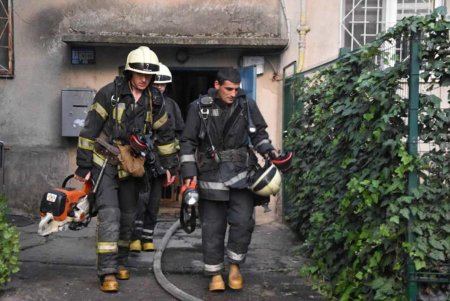 На Балковской горела квартира на втором этаже: спасатели эвакуировали жильцов дома (фото)