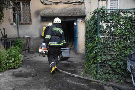 На Балковской горела квартира на втором этаже: спасатели эвакуировали жильцов дома (фото)