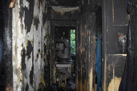 На Балковской горела квартира на втором этаже: спасатели эвакуировали жильцов дома (фото)