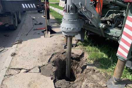 На оживленном перекрестке в Малиновском районе заменили опору наружного освещения (фото)
