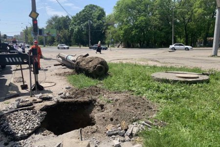 На оживленном перекрестке в Малиновском районе заменили опору наружного освещения (фото)