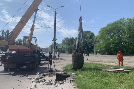 На оживленном перекрестке в Малиновском районе заменили опору наружного освещения (фото)