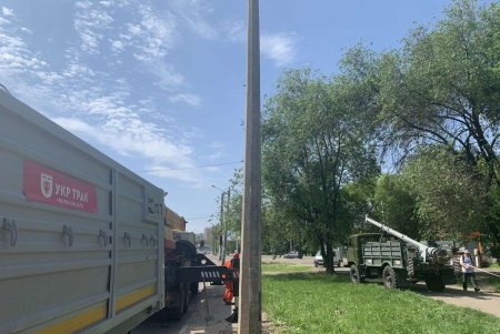 На оживленном перекрестке в Малиновском районе заменили опору наружного освещения (фото)