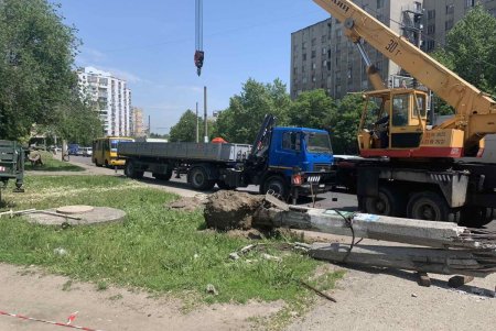 На оживленном перекрестке в Малиновском районе заменили опору наружного освещения (фото)