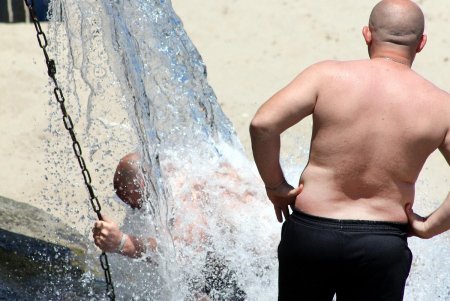 Одесситы открывают пляжный сезон (фоторепортаж)