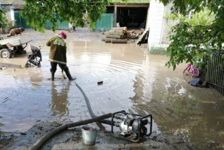 После ливня спасатели откачали воду из шести приусадебных участков в Подольском районе (фото)