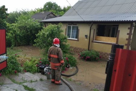 После ливня спасатели откачали воду из шести приусадебных участков в Подольском районе (фото)