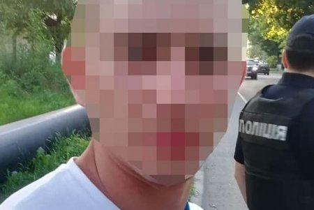 За сутки на улицах города патрульными разоблачены двое мужчин с наркотиками в карманах (фото)