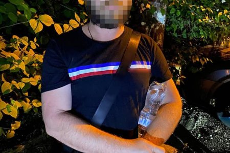За сутки на улицах города патрульными разоблачены двое мужчин с наркотиками в карманах (фото)