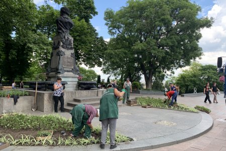 Озеленители ежедневно благоустраивают парки и скверы, высаживают в городе летние цветы (фото)