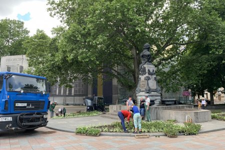 Озеленители ежедневно благоустраивают парки и скверы, высаживают в городе летние цветы (фото)