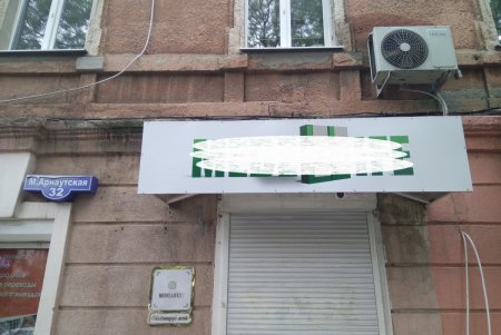 В Одессе демонтировали 69 незаконных рекламных вывесок (фото)