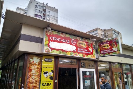 В Одессе демонтировали 69 незаконных рекламных вывесок (фото)