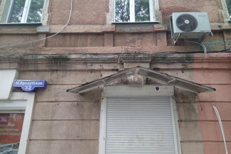 В Одессе демонтировали 69 незаконных рекламных вывесок (фото)
