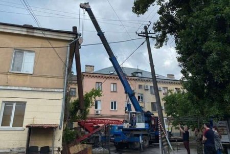 В Киевском районе коммунальщики демонтировали трубу недействующей котельной (фото)