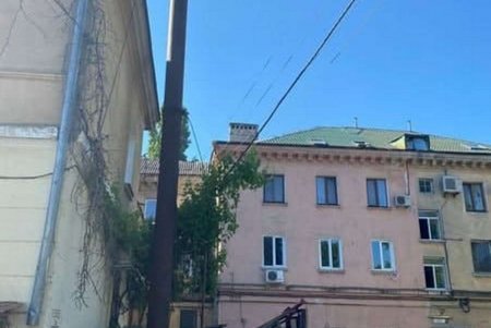 В Киевском районе коммунальщики демонтировали трубу недействующей котельной (фото)