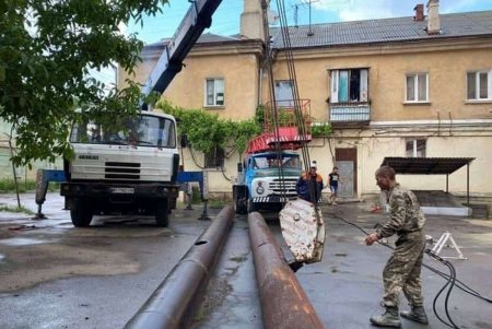 В Киевском районе коммунальщики демонтировали трубу недействующей котельной (фото)