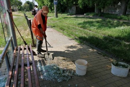 Вандалы разбили трамвайную остановку на Люстдорфской дороге