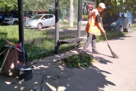 Вандалы разбили трамвайную остановку на Люстдорфской дороге